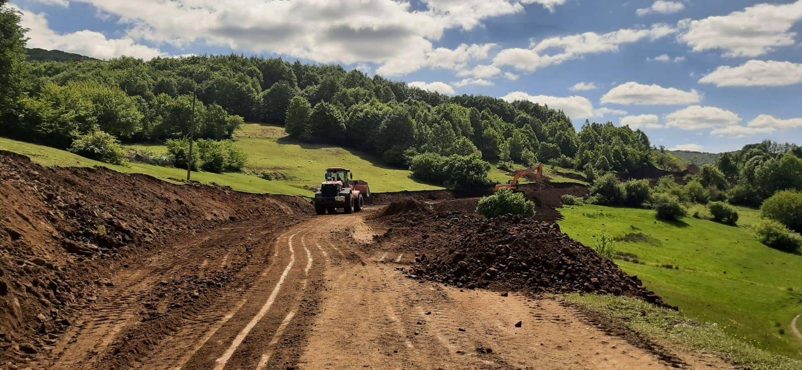 AKKUŞ’TA YOLLARIN STANDARDI YÜKSELİYOR